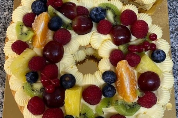 Number cake 6 en génoise, crème mousseline et fruits frais