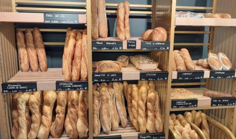 étagère de pains artisanaux