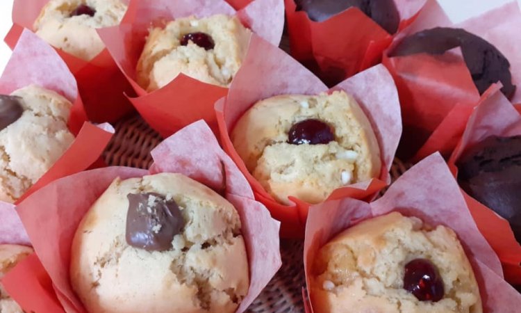 Muffins maison au chocolat, confiture de framboise, myrtille et nutella
